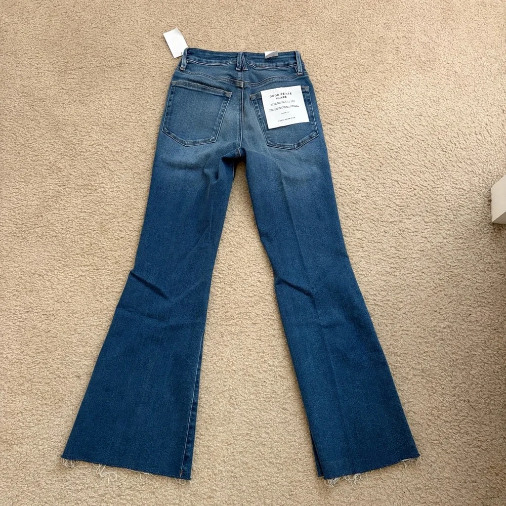 Good American - Soft Tech Good Petite Flare Jeans - Picture 4 of 4
